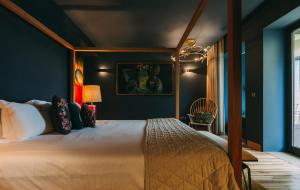 波尔图托雷尔前卫酒店的一间卧室配有一张带蓝色墙壁的大床