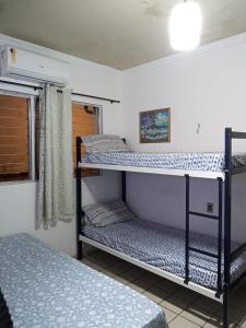 累西腓Casa Rosarinho 1- RECIFE - Quartos com Banheiros Exclusivos的一间卧室配有两张双层床。
