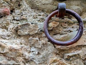福斯迪诺沃appartamento a Fosdinovo的石墙上的一根生锈的环