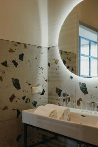 海牙Hotel Bries Den Haag - Scheveningen的一间带水槽和镜子的浴室