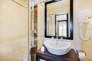 巴黎格兰德酒店的浴室配有白色水槽和淋浴。