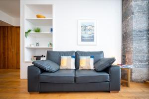 普里茅斯威廉皇家庭院公寓 的客厅配有带枕头的蓝色沙发