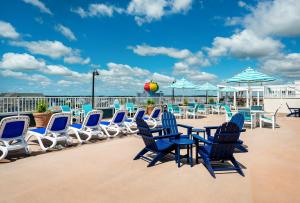 大洋城Hotel Monte Carlo Ocean City的屋顶上的一组桌椅和遮阳伞
