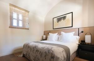 桑坦伊Can Ferrereta的一间卧室设有一张大床和一个窗户。