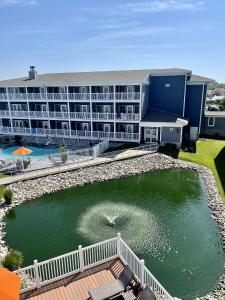 Comfort Suites Chincoteague Island Bayfront Resort内部或周边泳池景观