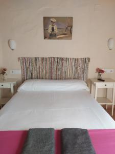 塞维利亚金橙花旅馆的卧室配有白色的床和两张桌子