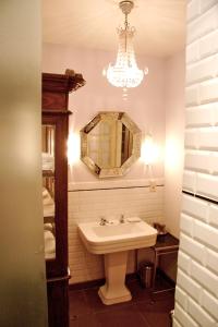布鲁塞尔廊帕公寓的一间带水槽和镜子的浴室