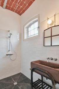 埃瑟尔re~barn - Modern Country Stay的一间带水槽和窗户的浴室