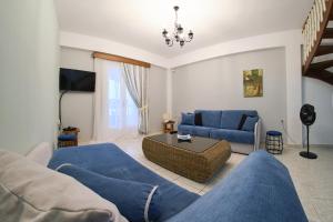 圣斯特凡诺斯Fedra Mare的客厅配有蓝色家具和蓝色沙发