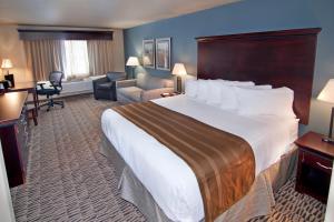 沃特福德酒店客房内的一张或多张床位