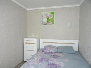 克洛佩夫尼茨基Apart Gagarina 7的一间小卧室,配有一张床和一个梳妆台