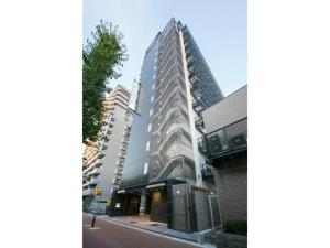 大阪R&B Hotel Shin Osaka Kitaguchi - Vacation STAY 40551v的街道上一座高大的建筑,有建筑