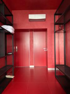 敖德萨Стихия的红色的房间,有门和红色的墙