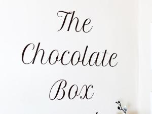 伯恩茅斯巧克力盒旅馆的白色墙上的巧克力盒标牌