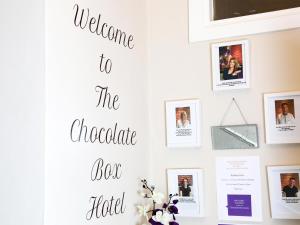 伯恩茅斯巧克力盒旅馆的墙上挂有照片,欢迎客人光临巧克力棒
