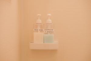 熊本REQRAS Sakuramachi - Vacation STAY 52742v的墙上的架子上放了两瓶
