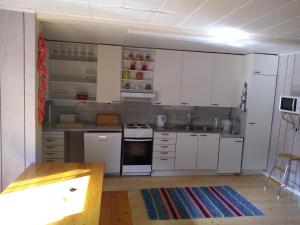 TohkalaOliveira Guesthouse的厨房配有白色橱柜和水槽