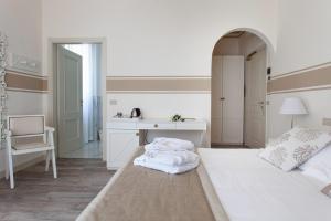 马尔米堡奥林匹亚酒店的白色卧室配有床和书桌