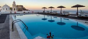阿克罗蒂里锡拉岛海豚酒店的大型蓝色游泳池,享有海景