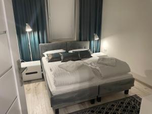 穆希纳Apartamenty Rynek 21的一间卧室配有一张大床和枕头