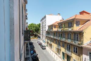 里斯本The Hygge Lisbon Suites - Estrela的从大楼欣赏到城市街道的景色
