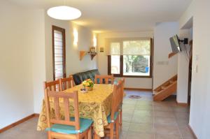 拉安戈斯图拉镇La Araucaria的用餐室以及带桌椅的起居室。