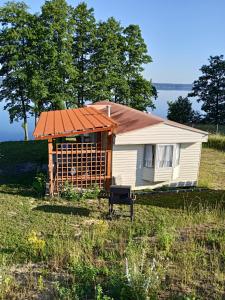 JeziorowskieDomek letniskowy的田野上带橙色屋顶的小房子
