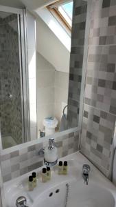 伊尼希尔岛Lios Éinne House Accommodation的一间带水槽和镜子的浴室