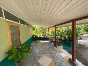科克Coco verde的一个带桌子和长凳的房屋门廊