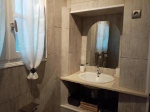 第戎Le petit Saint Bernard的一间带水槽和镜子的浴室