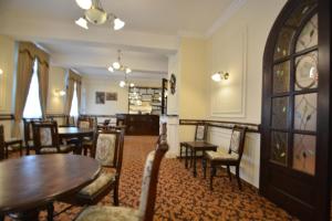 奥拉迪亚Gala - Guesthouse的一间带桌椅的餐厅和一间用餐室