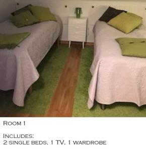 马尔默En trappa upp的绿地毯间内的两张床