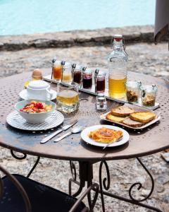 戈尔德Les Milles Roches的一张桌子,上面放着食物和饮料