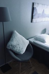 凯米河鲈酒店的卧室里的一个枕头坐在椅子上