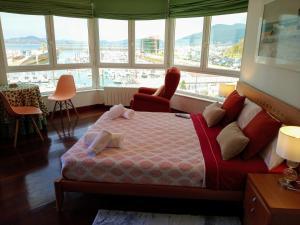拉雷多Laredo Ocean Port的卧室设有一张位于大窗户前的床铺。