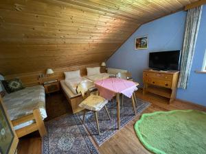 魏斯布里阿赫Haus Schwarzenbach的一间设有一张床和一张带粉红色伞的桌子的房间