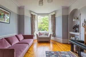 肯德尔Glenholmekendal的客厅配有紫色沙发和椅子
