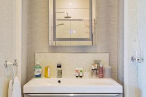 肯德尔Glenholmekendal的浴室设有白色水槽和镜子