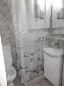 康斯坦察Peninsula-Cazino,Dalvi的白色的浴室设有卫生间和水槽。