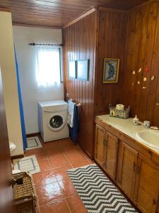 马达莱纳Casa da Costa的一间带水槽和洗衣机的浴室