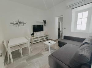 马拉加Sunlight Málaga Centro的客厅配有沙发和桌子