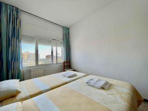 普拉加德阿罗GoettenMar Platja d'Aro的一间卧室设有两张床和一个美景窗户。
