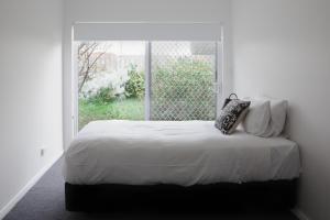霍巴特巴特里帕恩特庄园住宿加早餐旅馆的白色卧室设有一张带窗户的床