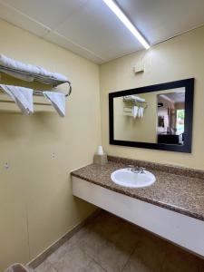 加洛韦经济汽车旅馆的一间带水槽和镜子的浴室