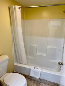 加洛韦经济汽车旅馆的浴室配有白色浴缸和卫生间。