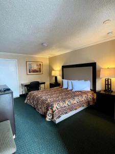 加洛韦经济汽车旅馆的酒店客房配有一张带白色枕头的大床