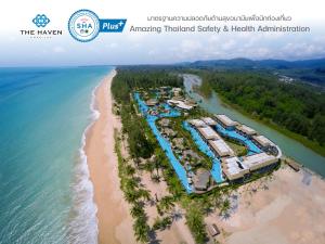 蔻立The Haven Khao Lak - SHA Extra Plus的享有度假村和海滩的空中景致