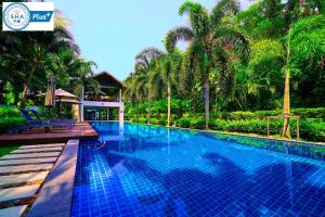 邦涛海滩Casuarina Shores Apartment - SHA Plus的棕榈树度假村内的游泳池