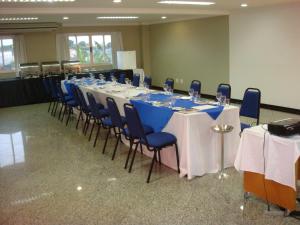 里奥韦尔迪Gelps Hotel的一间会议室,配有长桌子和蓝色椅子