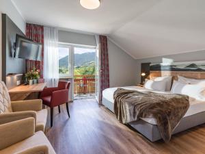 巴特科尔格鲁布Das Johannesbad - DAS MEDICAL SPA & VITAL REFUGIUM的酒店客房设有一张床和一个大窗户